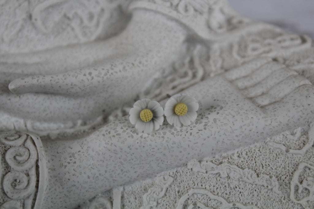 8mm white/yellow flower earrings