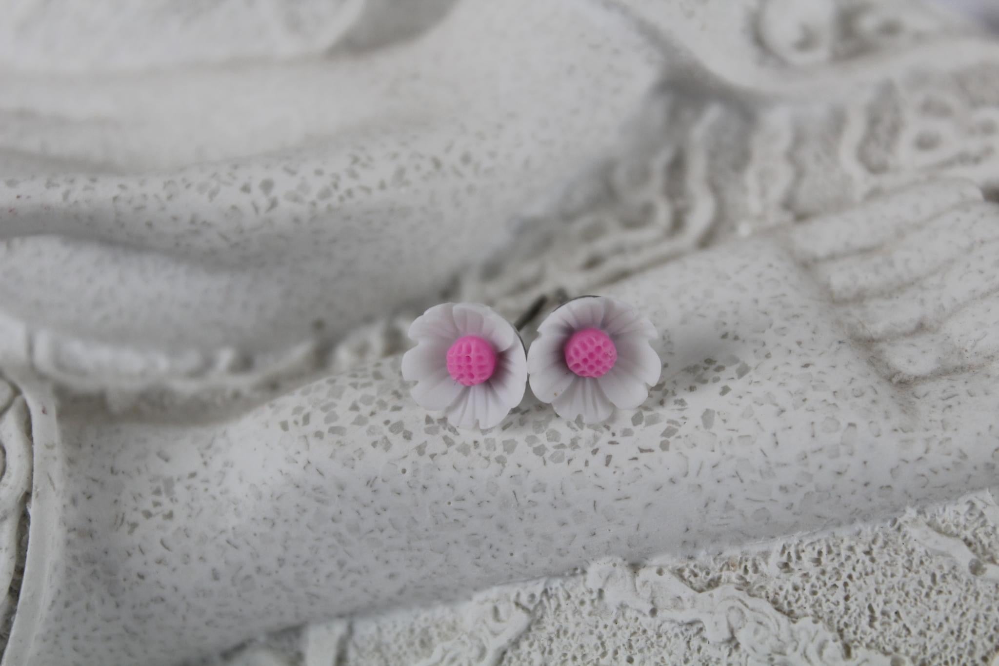 8mm white/pink flower earrings